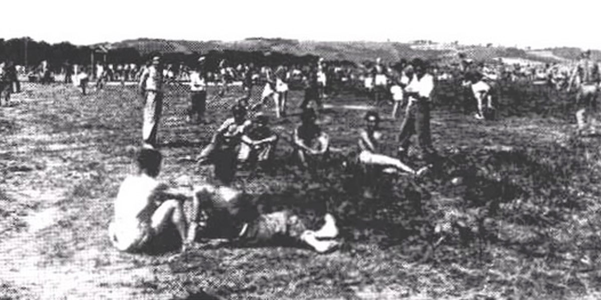 Camp de Gurs | Le "terrain de sports" du camp (juillet 1939) | Gurs (64)
